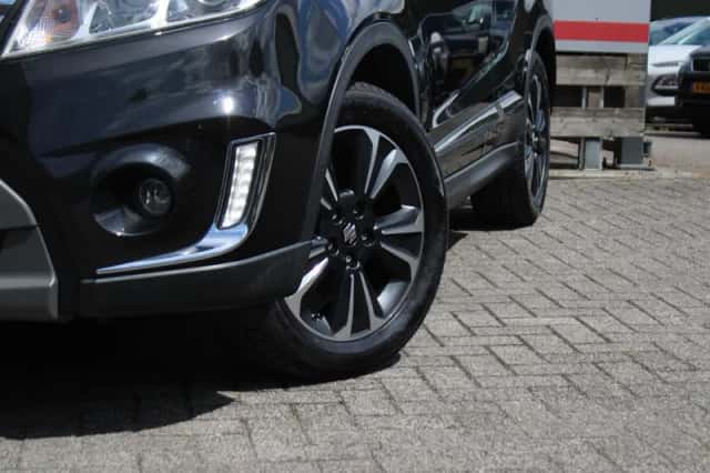 Suzuki Vitara (2016) thumbnail 2