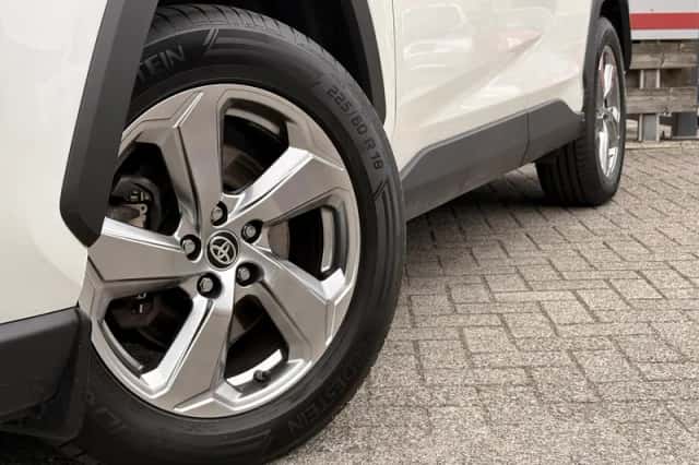 Toyota RAV4 (2020) thumbnail 3
