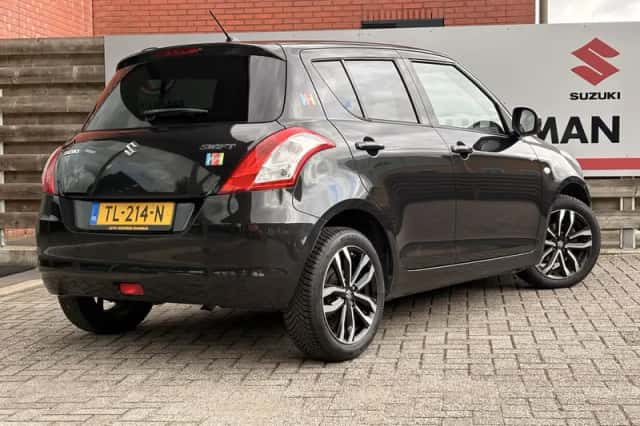 Suzuki Swift (2015) thumbnail 2