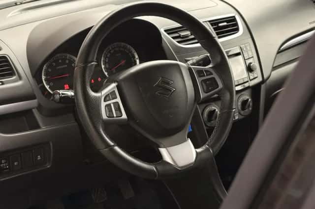 Suzuki Swift (2015) thumbnail 4