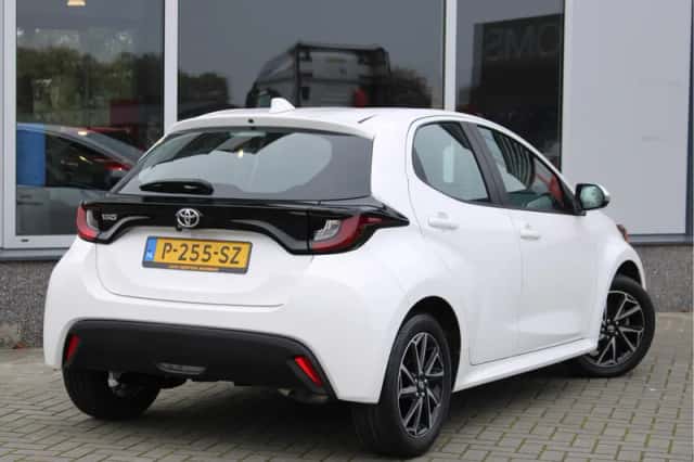 Toyota Yaris (2022) thumbnail 3