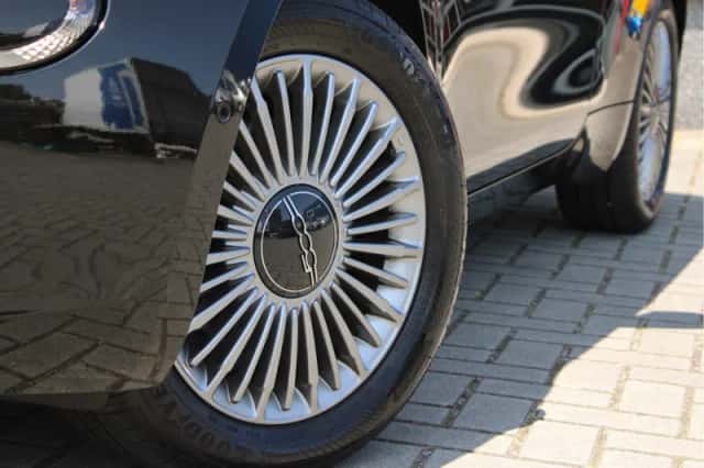 Fiat 500 (2024) thumbnail 2