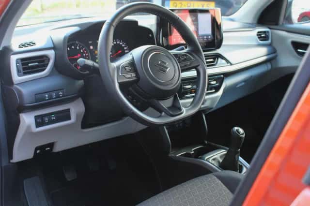 Suzuki Swift (2025) thumbnail 4