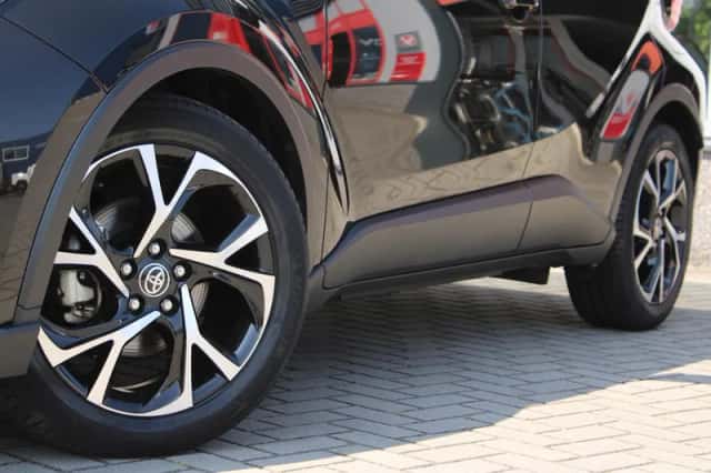 Toyota C-HR (2021) thumbnail 2