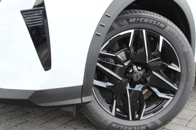 Peugeot 3008 (2025) thumbnail 2