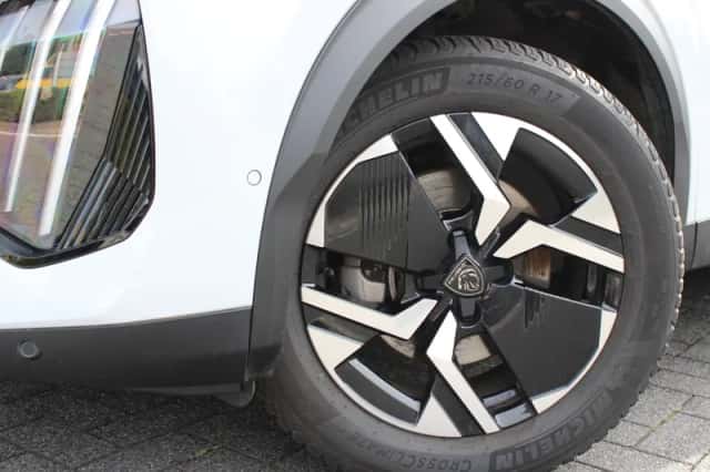 Peugeot e-2008 (2023) thumbnail 2