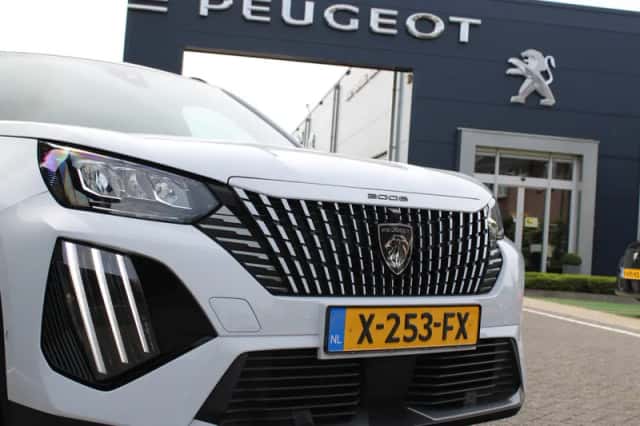 Peugeot e-2008 (2023) thumbnail 3