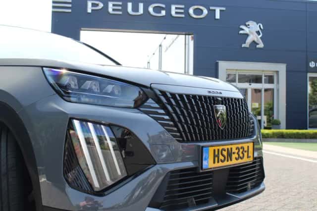 Peugeot 2008 (2024) thumbnail 3