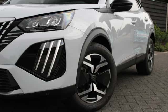 Peugeot 2008 (2024) thumbnail 3