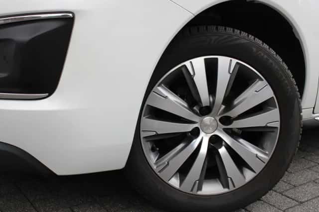 Peugeot 3008 (2016) thumbnail 2