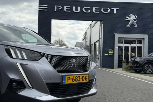 Peugeot e-2008 (2022) thumbnail 3
