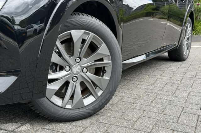 Peugeot e-208 (2023) thumbnail 2