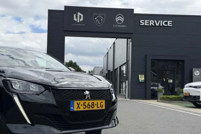 Peugeot e-208 (2023) thumbnail 3