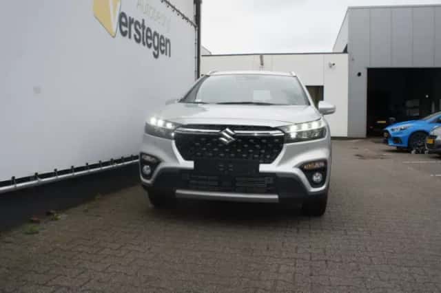 Suzuki S-Cross (2024) thumbnail 5