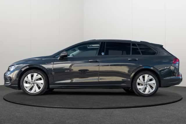 Volkswagen Golf (2022) thumbnail 2