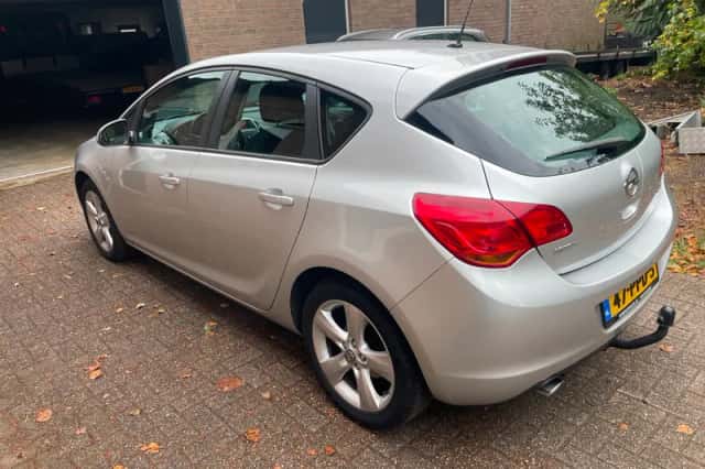 Opel Astra (2011) thumbnail 2