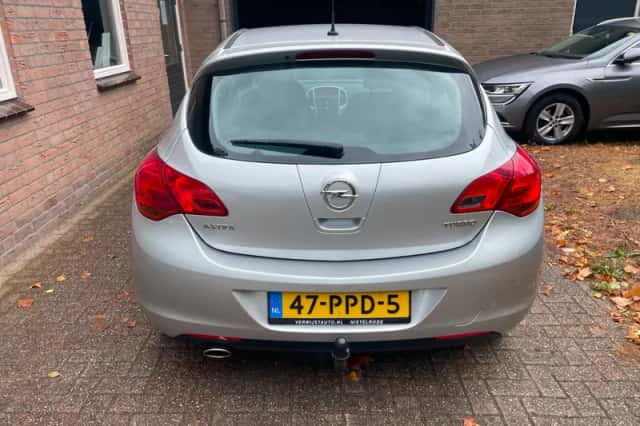 Opel Astra (2011) thumbnail 3