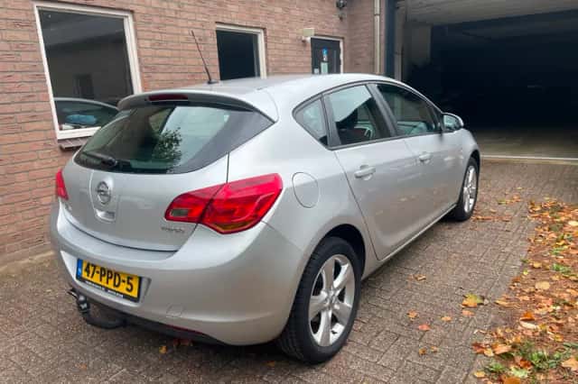 Opel Astra (2011) thumbnail 4