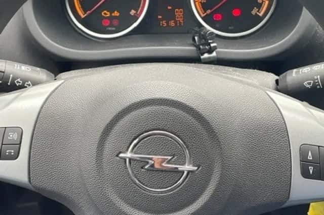 Opel Corsa (2009) thumbnail 4
