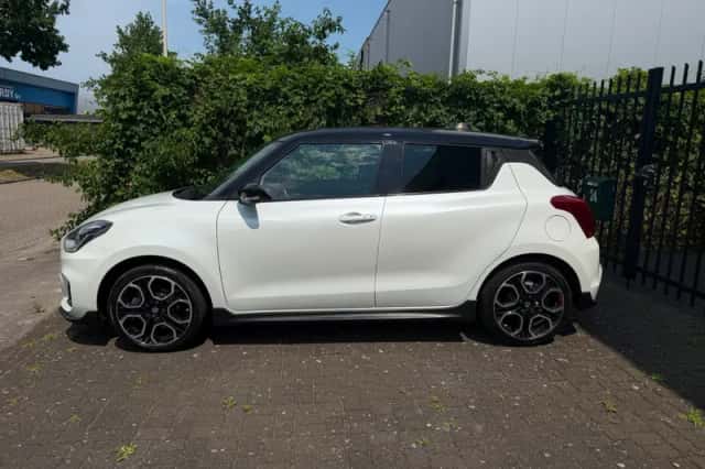Suzuki Swift (2018) thumbnail 4