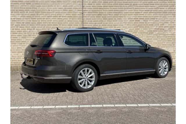 Volkswagen Passat (2015) thumbnail 2