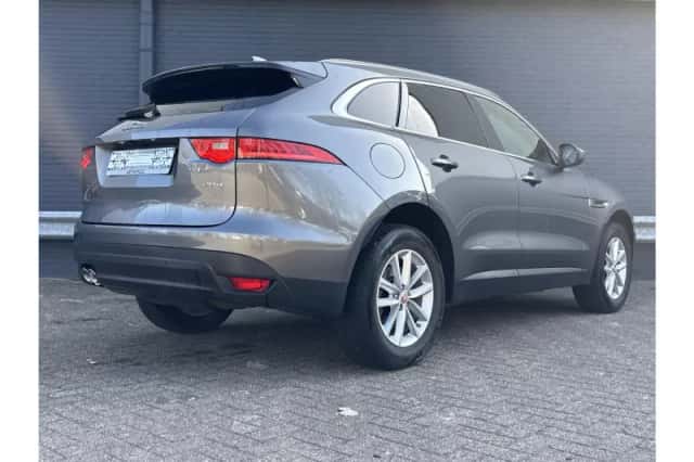 Jaguar F-Pace (2016) thumbnail 2