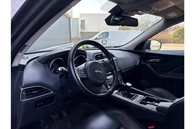 Jaguar F-Pace (2016) thumbnail 3