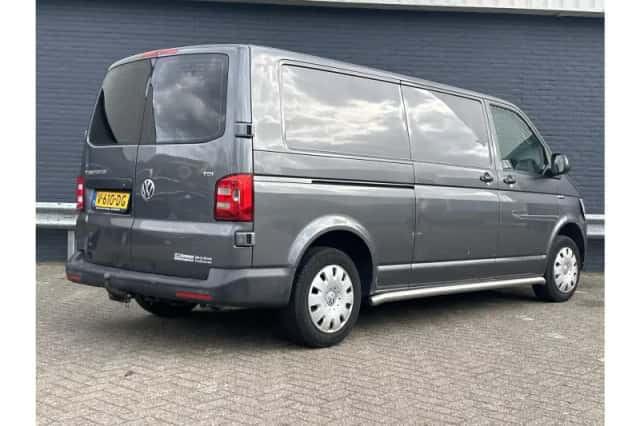 Volkswagen Transporter (2017) thumbnail 2