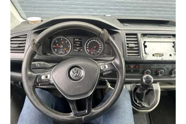 Volkswagen Transporter (2017) thumbnail 3