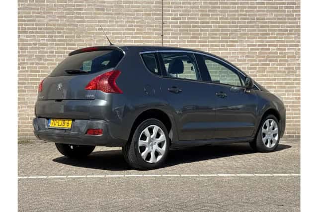 Peugeot 3008 (2010) thumbnail 2