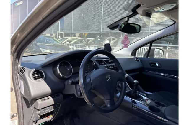 Peugeot 3008 (2009) thumbnail 3