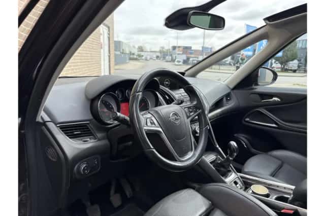 Opel Zafira (2012) thumbnail 3