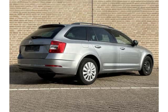 Škoda Octavia (2018) thumbnail 2