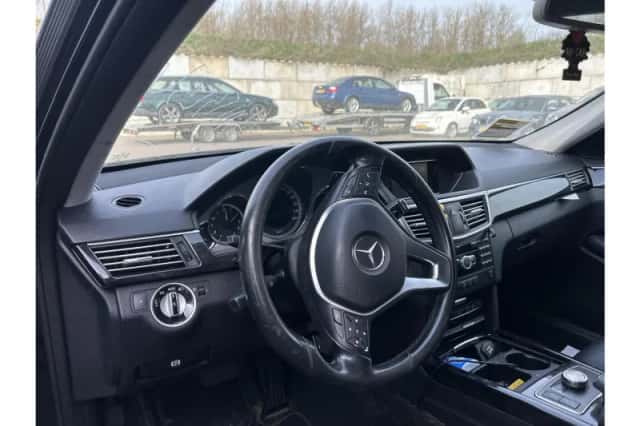 Mercedes-Benz E-Klasse (2012) thumbnail 3
