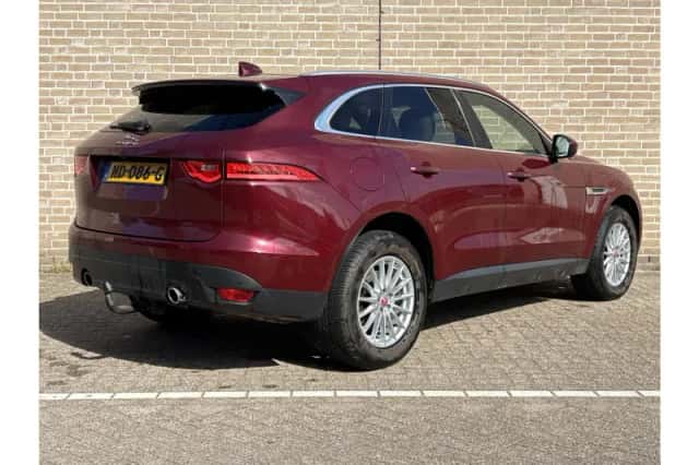 Jaguar F-Pace (2017) thumbnail 2