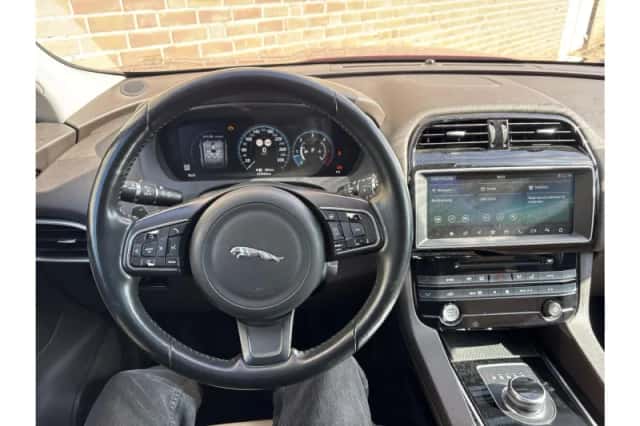 Jaguar F-Pace (2017) thumbnail 3