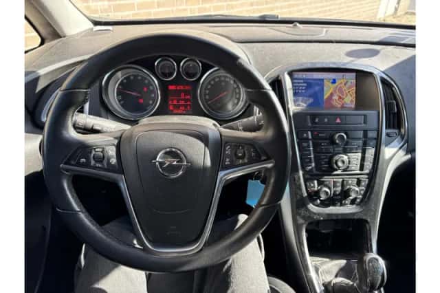Opel Astra (2014) thumbnail 3