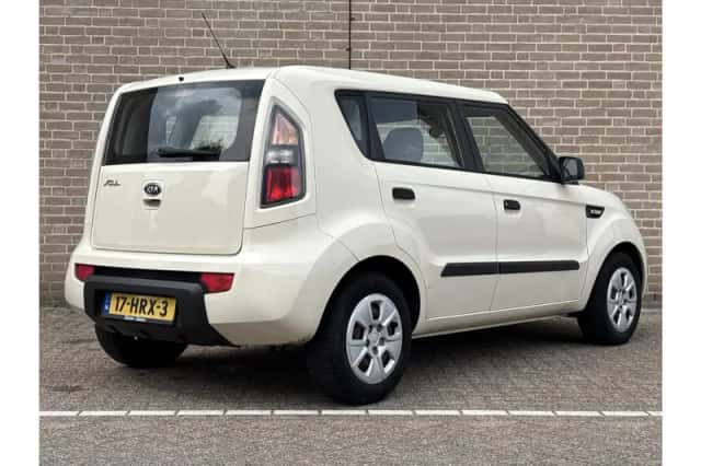 Kia Soul (2009) thumbnail 2