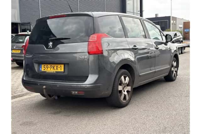 Peugeot 5008 (2011) thumbnail 2