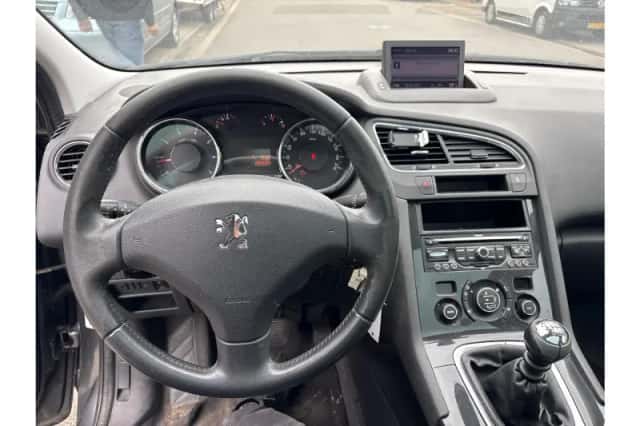 Peugeot 5008 (2011) thumbnail 3