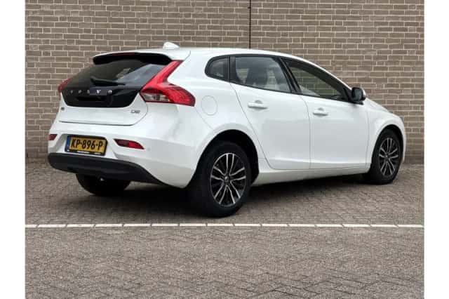 Volvo V40 (2016) thumbnail 2