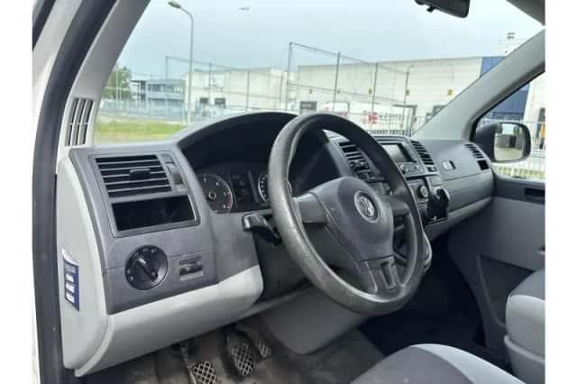 Volkswagen Transporter (2013) thumbnail 3