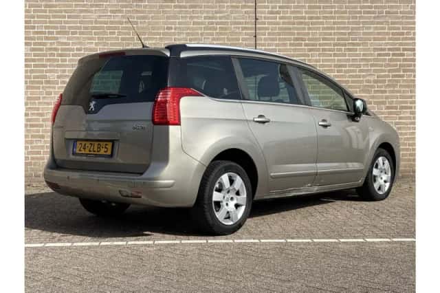 Peugeot 5008 (2013) thumbnail 2