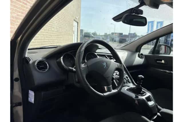 Peugeot 5008 (2013) thumbnail 3