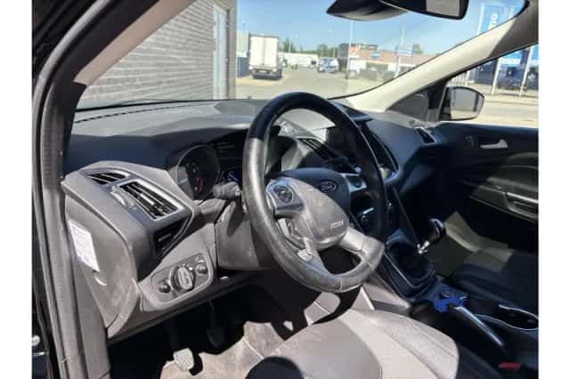 Ford Kuga (2016) thumbnail 3