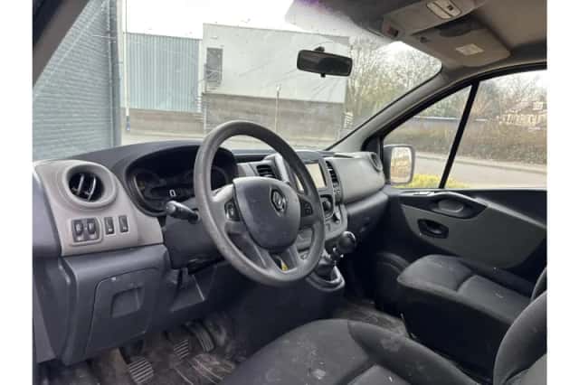 Renault Trafic (2015) thumbnail 3