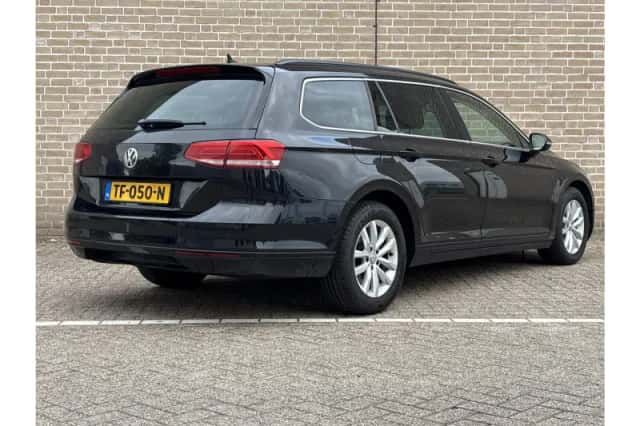 Volkswagen Passat (2015) thumbnail 2