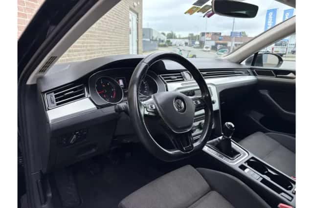 Volkswagen Passat (2015) thumbnail 3