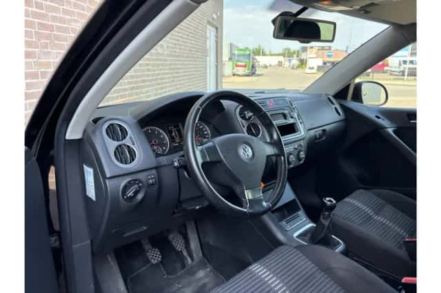 Volkswagen Tiguan (2009) thumbnail 3