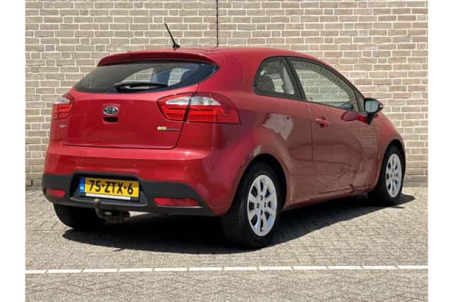 Kia Rio (2012) thumbnail 2
